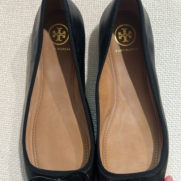 Tory Burch flats with bow detail. - Picture 3 of 3
